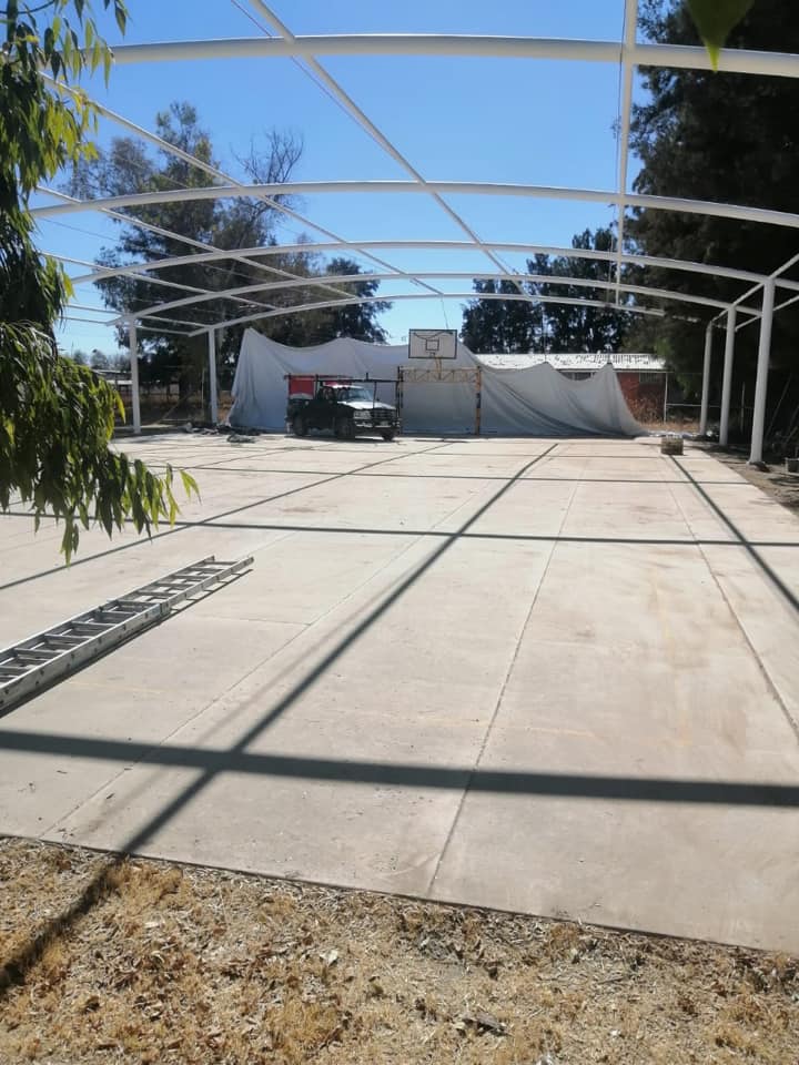 Estructura metálica industrial en construcción