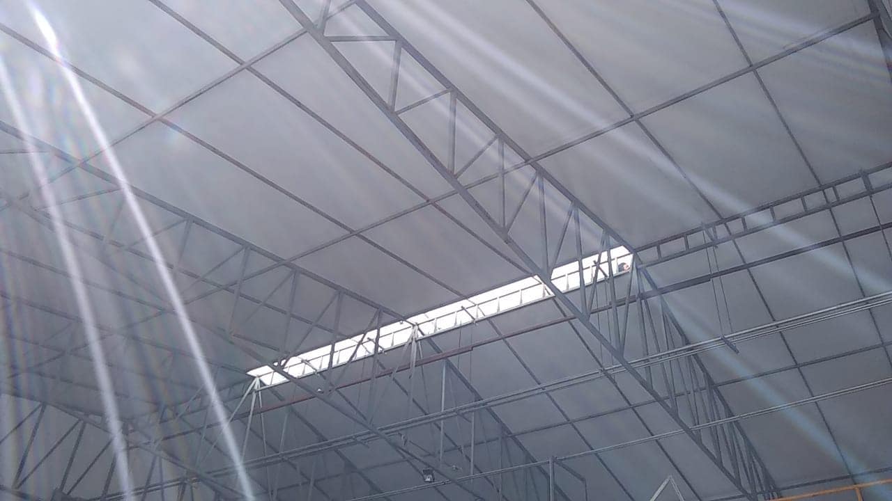 Interior de nave con vigas metálicas