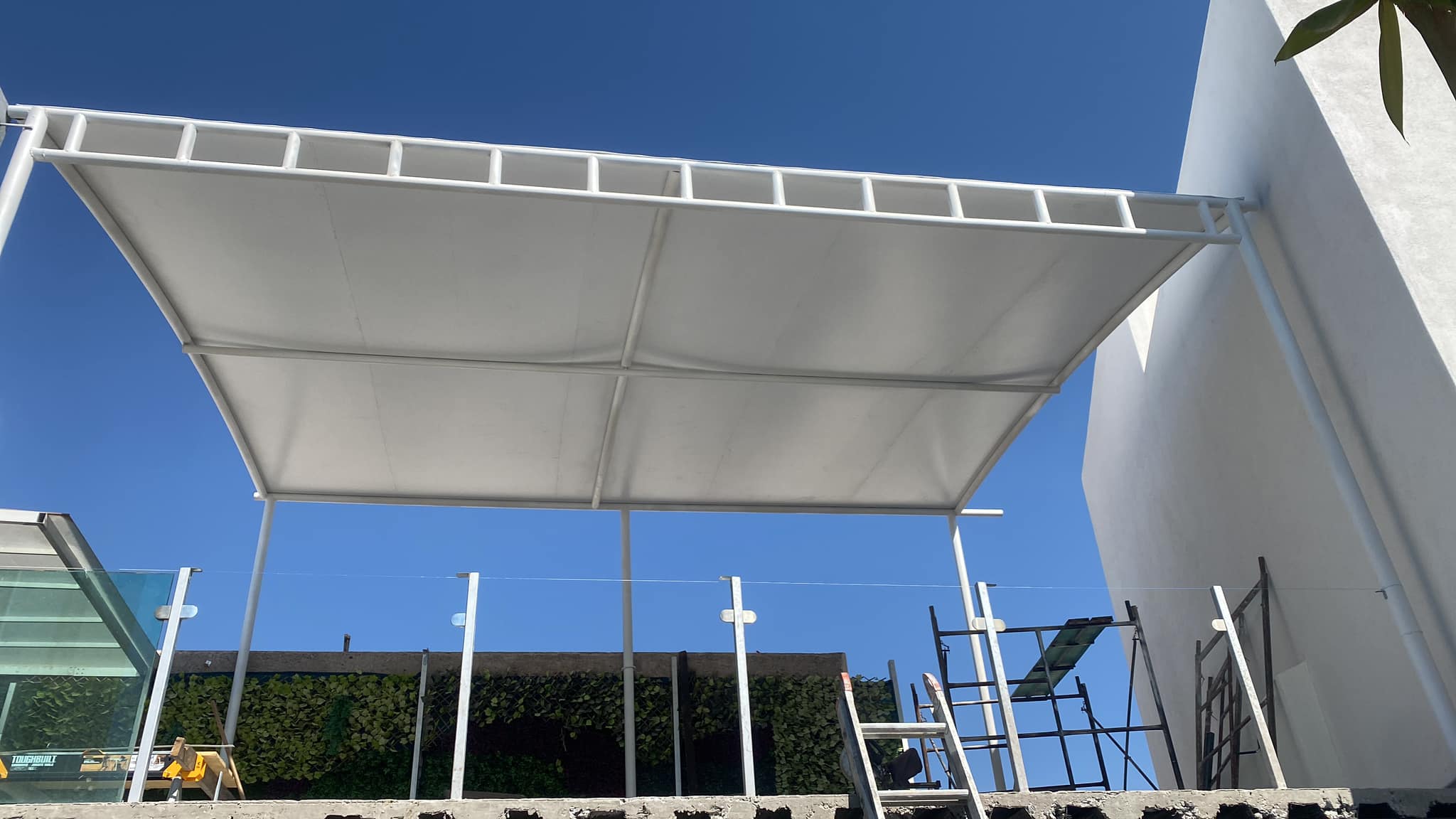 Estructura metálica con cubierta blanca