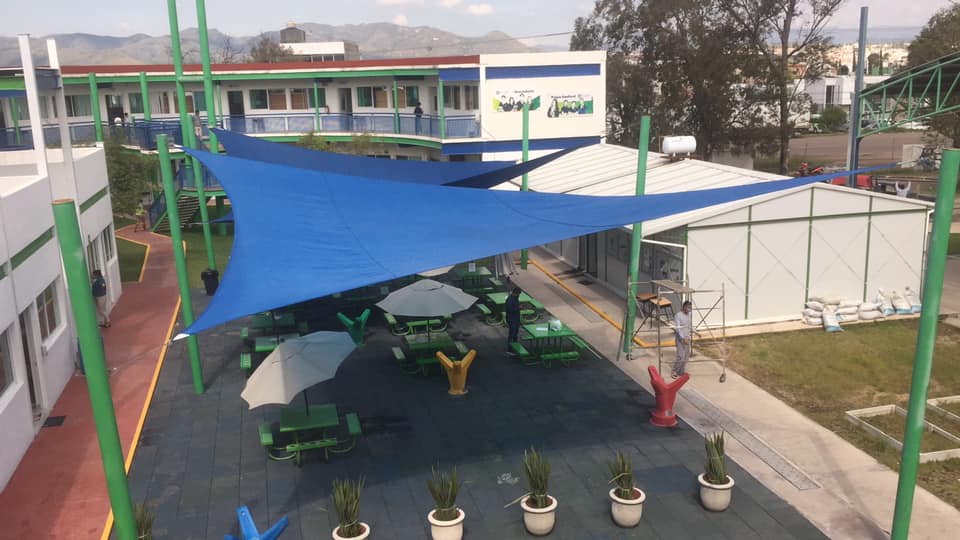 Malla sombra azul triangular en escuela
