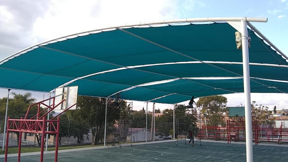 Malla sombra instalada en jardín