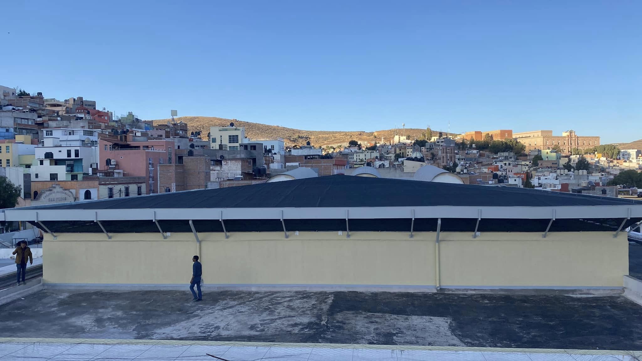 Malla sombra azul en terraza