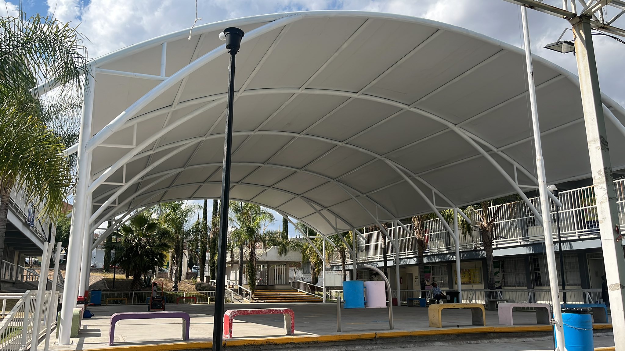 Velaria moderna en área recreativa