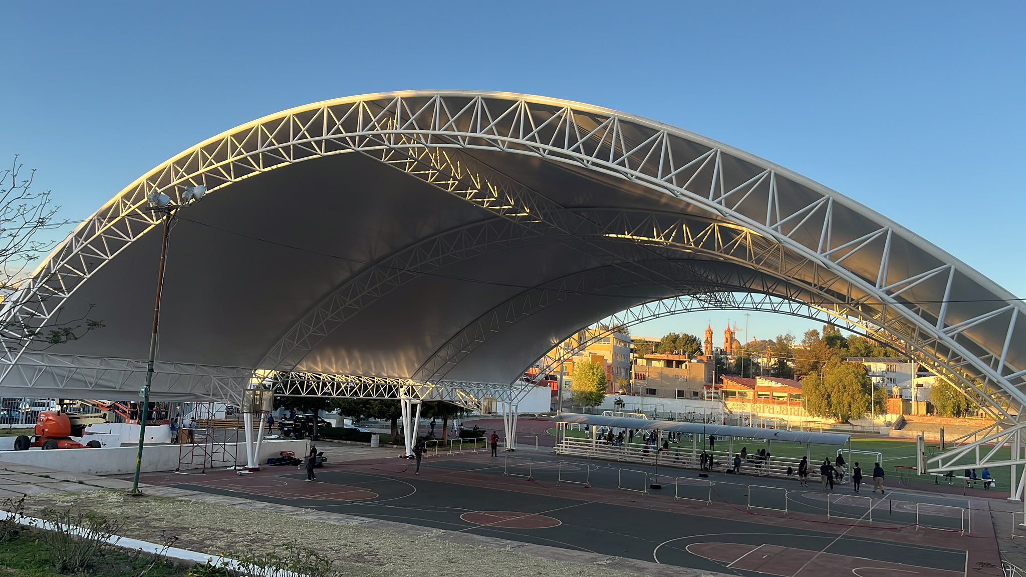 Velaria blanca sobre cancha deportiva